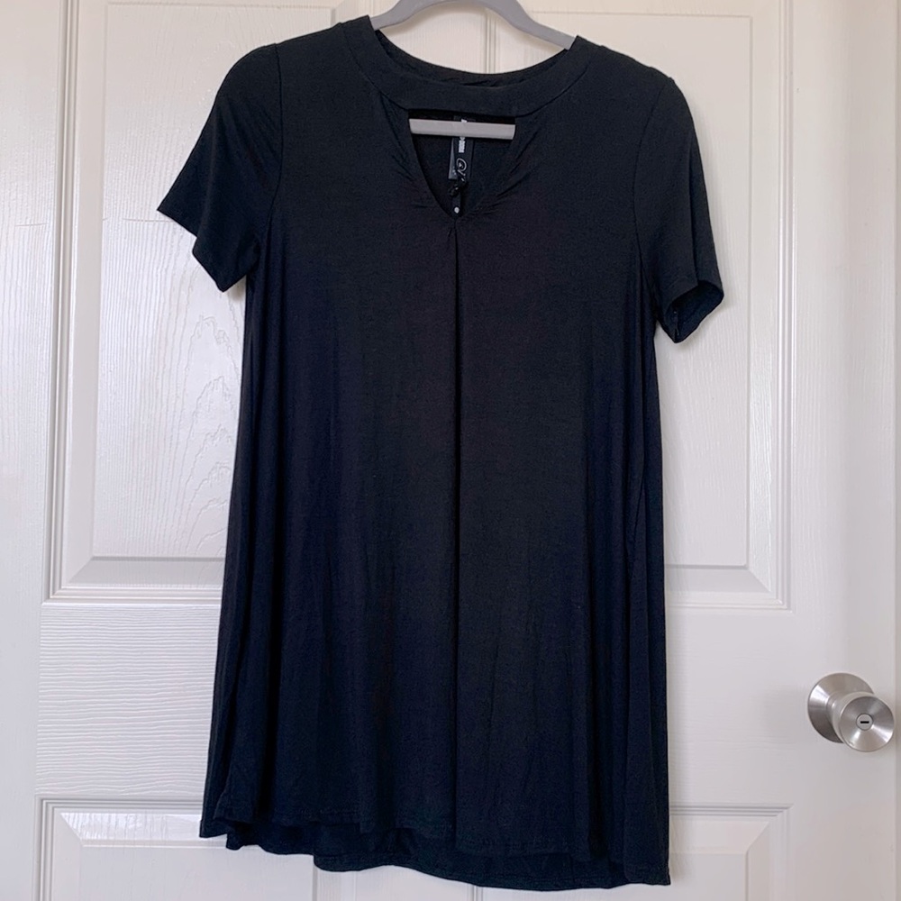 Agnes & Dora Swing Tee-Cut Out Neckline Short Sleeve Tunic Top - Picture 1 of 4